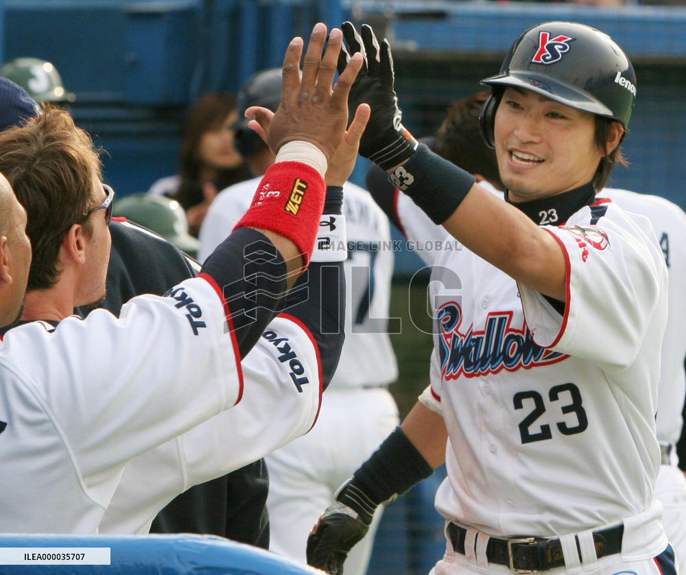 Aoki goes 3-for-6 in Yakult's 18-hit onslaught