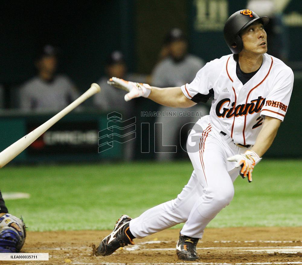 Ogasawara hits a solo homer