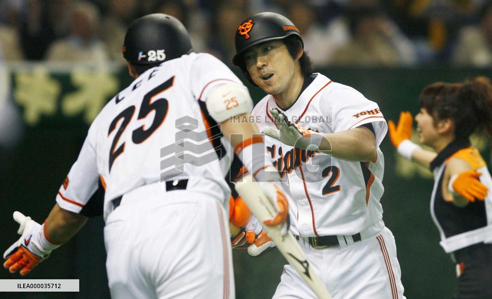 Ogasawara hits a solo homer