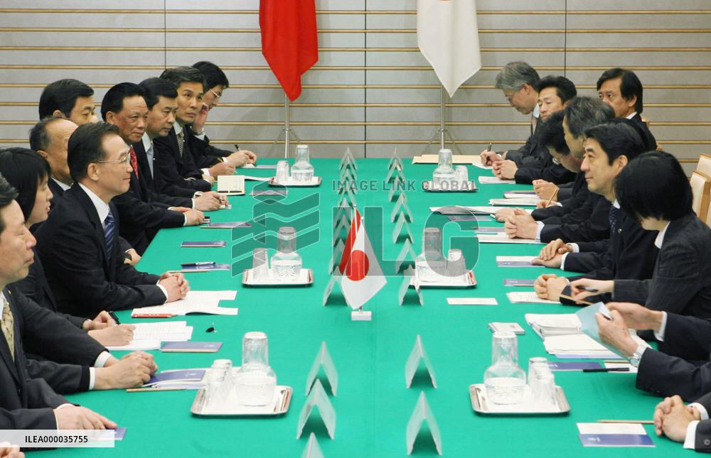 Abe, Wen meet to build strategic ties, eye economic unity