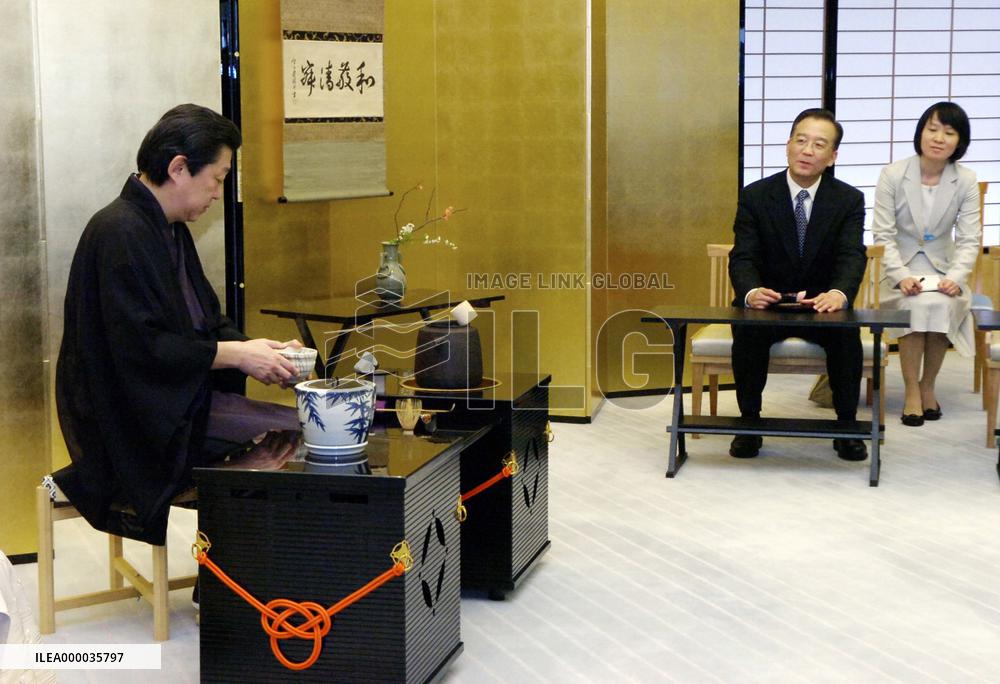Chinese premier Wen enjoys tea in Kyoto