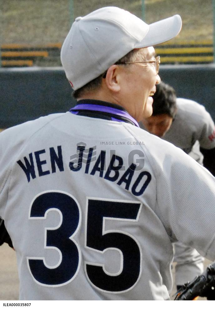 Wen tours Kyoto - plays baseball at Ritsumeikan University