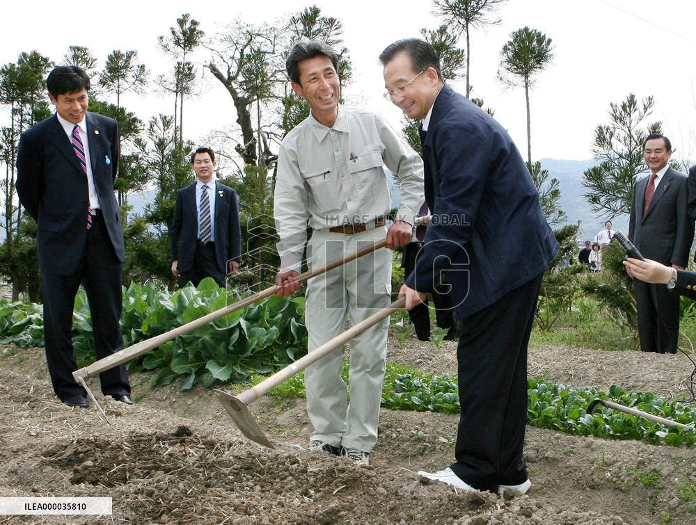 Wen tours Kyoto - works land during visit to Kyoto farm