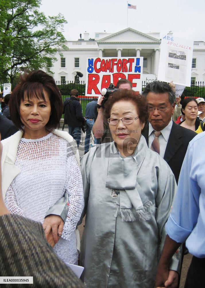 Former sex slave joins protesters' calls for Abe apology