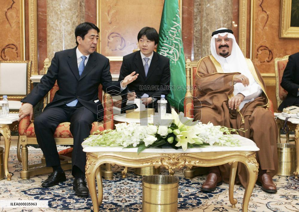 Abe arrives in Saudi Arabia, 1st stop in 5-nation Mideast trip