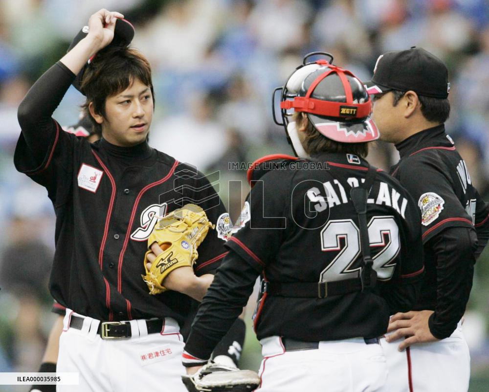 Rookie Omine leaves mound in fifth inning