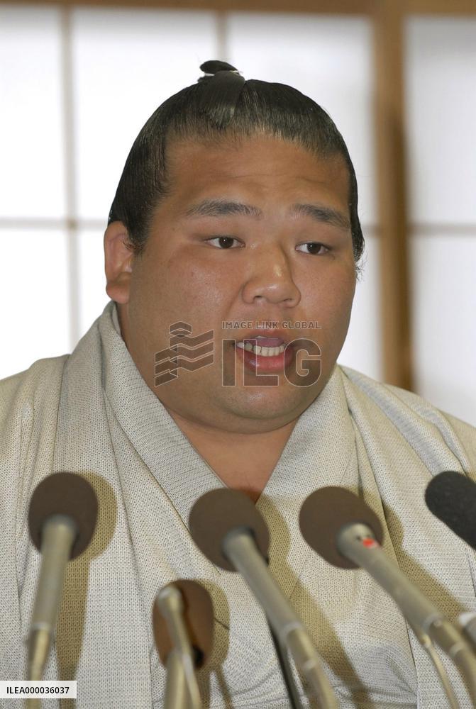 Ozeki Tochiazuma announces retirement