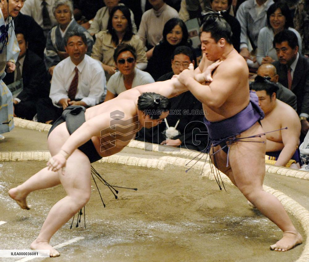 Asashoryu stays undefeated