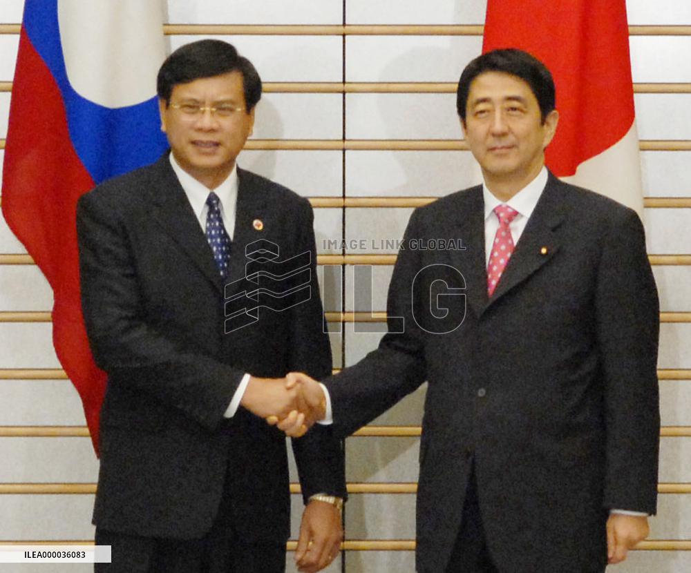 Abe meets with Laotian premier