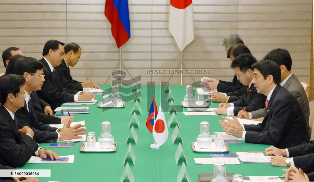 Abe meets with Laotian premier