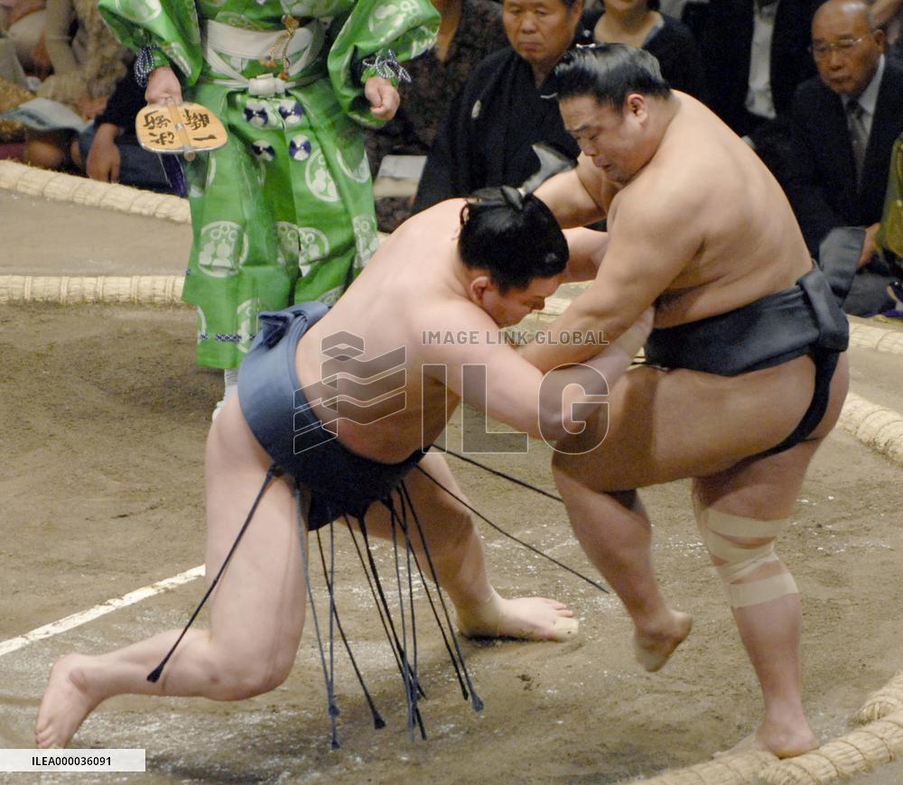 Hakuho stays on course for promotion at summer sumo
