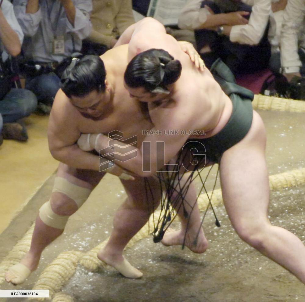 Ozeki Kotooshu beats No. 3 maegashira Kakizoe