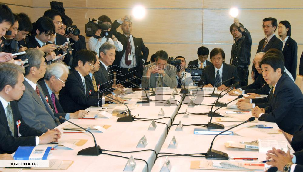 Panel to mull easing ban on collective self-defense holds 1st ta