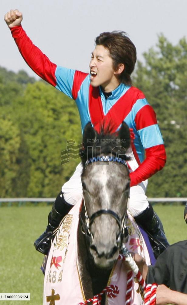 Robe Decollete wins Japanese Oaks