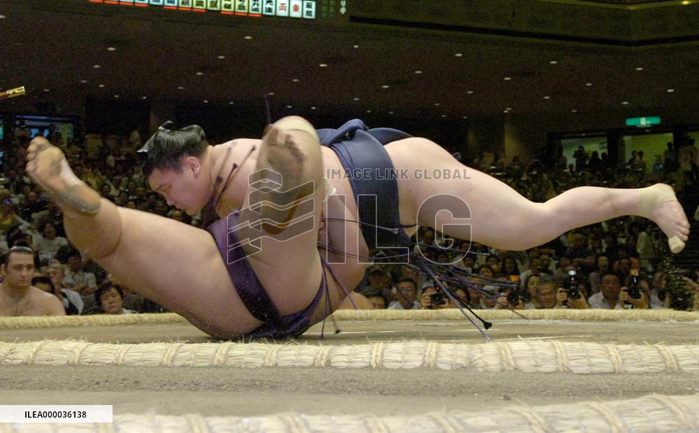 Hakuho jumps into lead