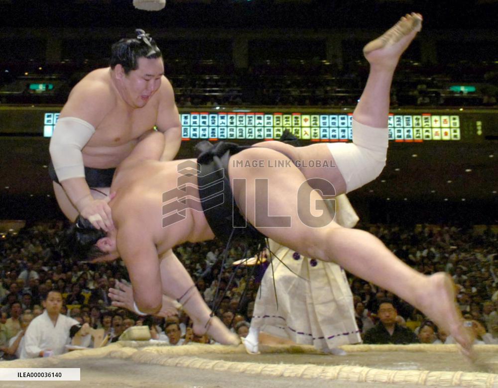 Asashoryu falls in shocker at summer sumo