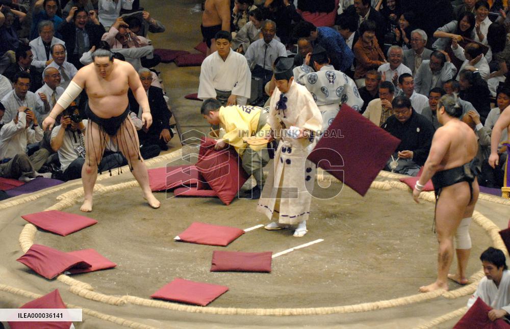 Hakuho jumps into lead, Asa falls in shocker at summer sumo