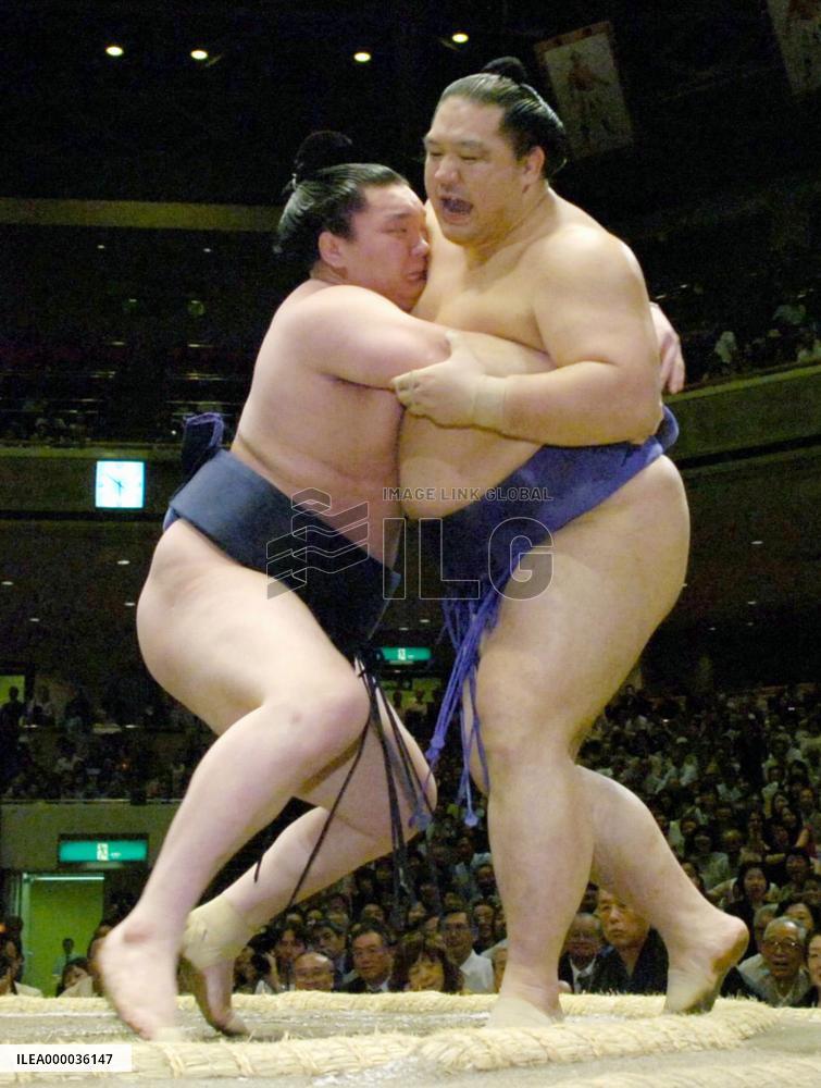 Asashoryu bounces back, chasing Hakuho at summer sumo