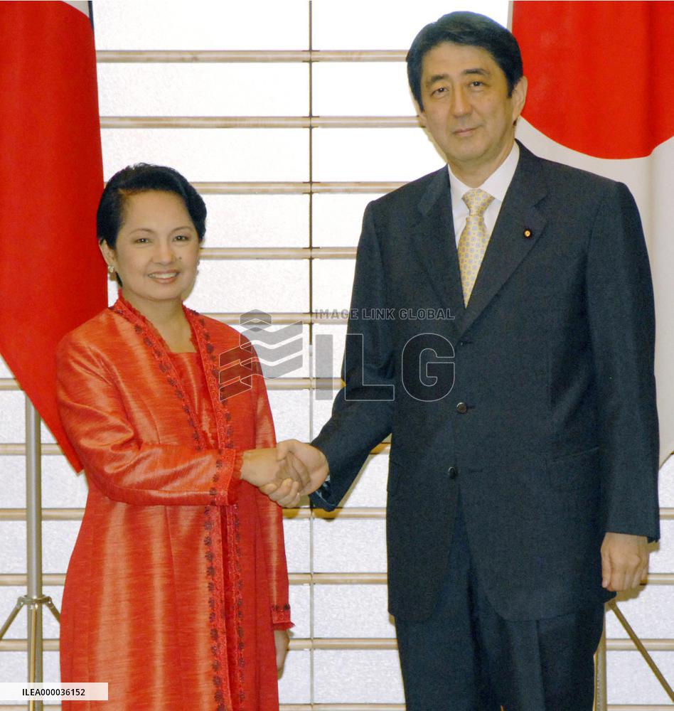 Arroyo expresses hopes to host N. Korea nuke talks at ARF