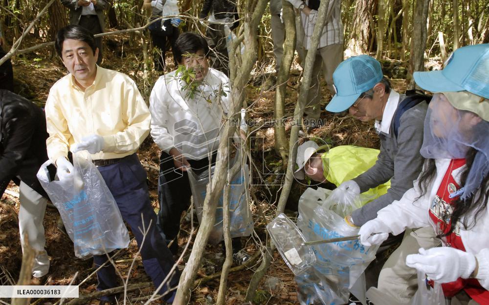 Abe picks garbage during speaking tour ahead of July Diet poll