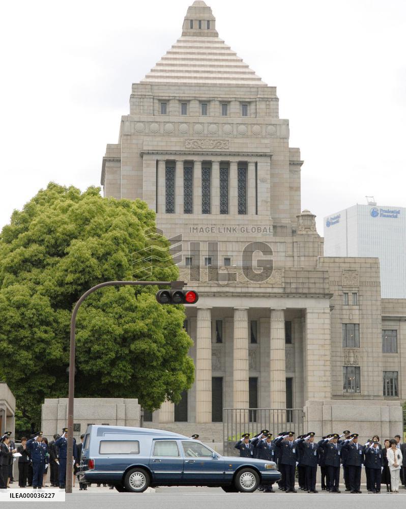 Ex-farm minister Matsuoka's body taken to his home