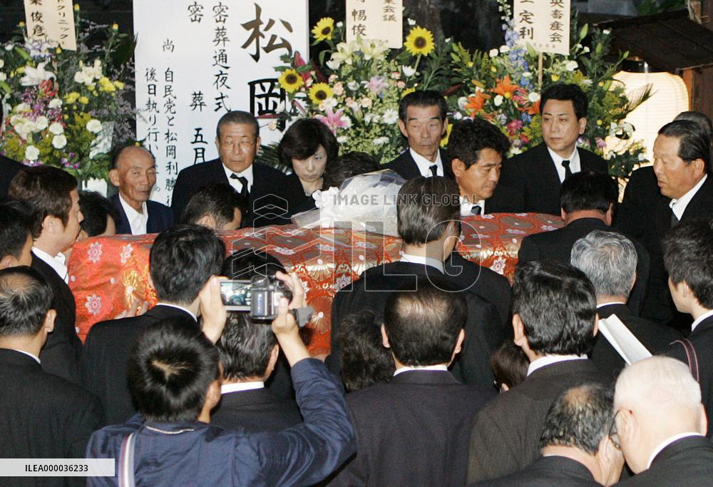 Body of ex-farm minister Matsuoka arrives in hometown for wake