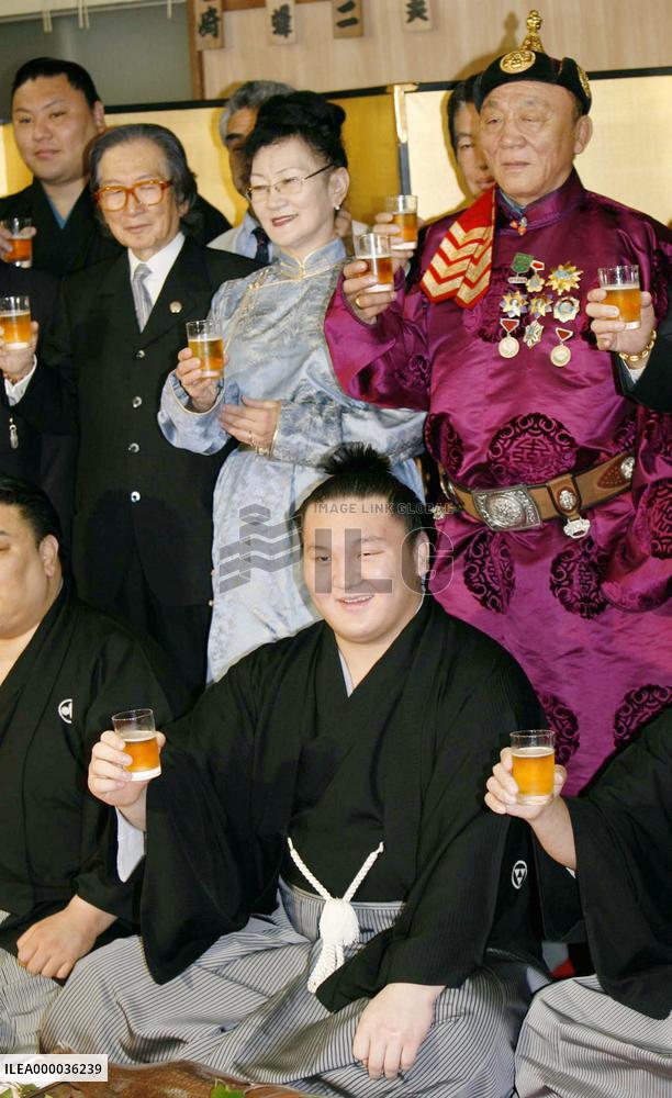 Mongolian wrestler Hakuho becomes yokozuna