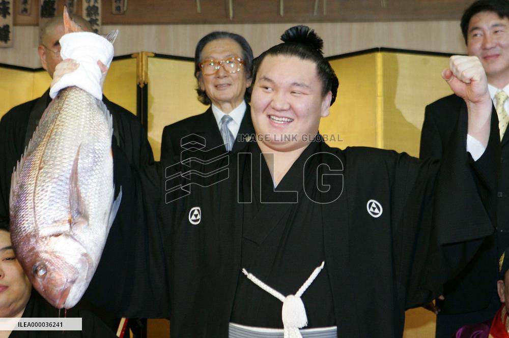 Mongolian wrestler Hakuho promoted to yokozuna