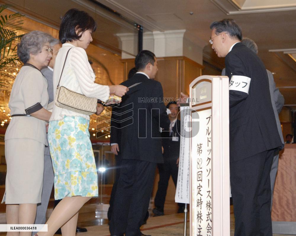 Shareholders OK Bull-Dog's adoption of takeover defense