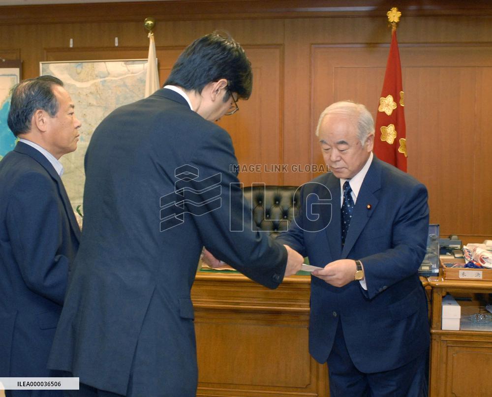 Nagasaki mayor lodges protest with Kyuma over A-bomb remarks