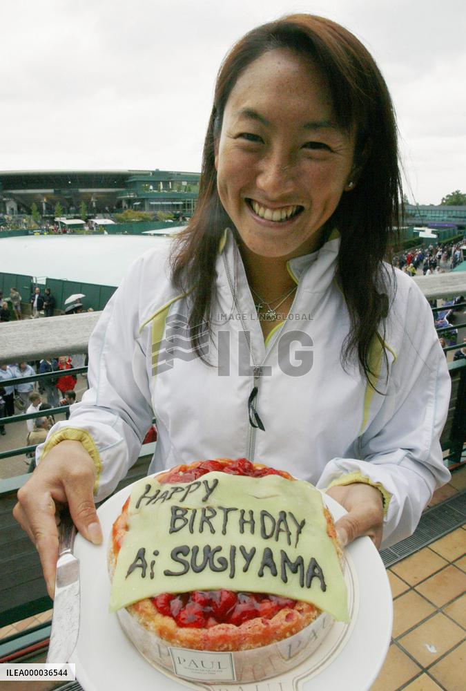 Sugiyama celebrates her birthday in Wimbledon