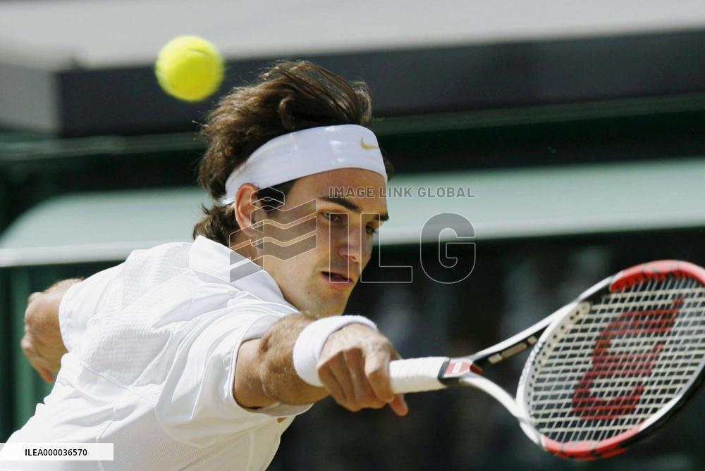 Federer outduels Nadal for 5th straight Wimbledon win