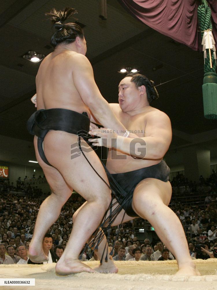 Asashoryu beats Ama to improve to 9-1 at Nagoya sumo