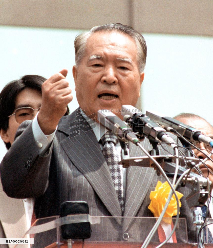 Ex-Japanese Communist Party leader Kenji Miyamoto dies