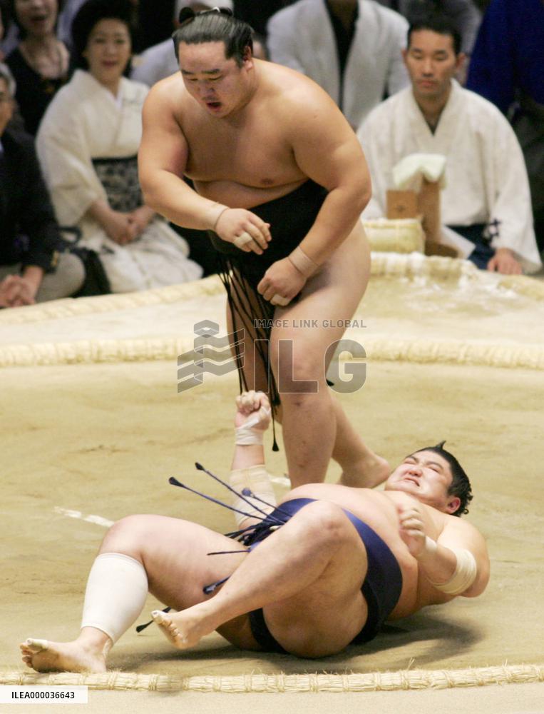 Sumo: Asashoryu dumps Kotomitsuki to 1st loss at Nagoya sumo