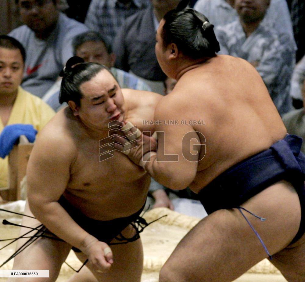 Asashoryu stays tied for lead