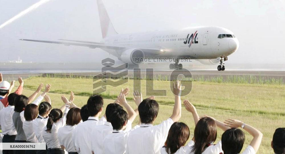 2nd runway opens at Kansai Int'l Airport