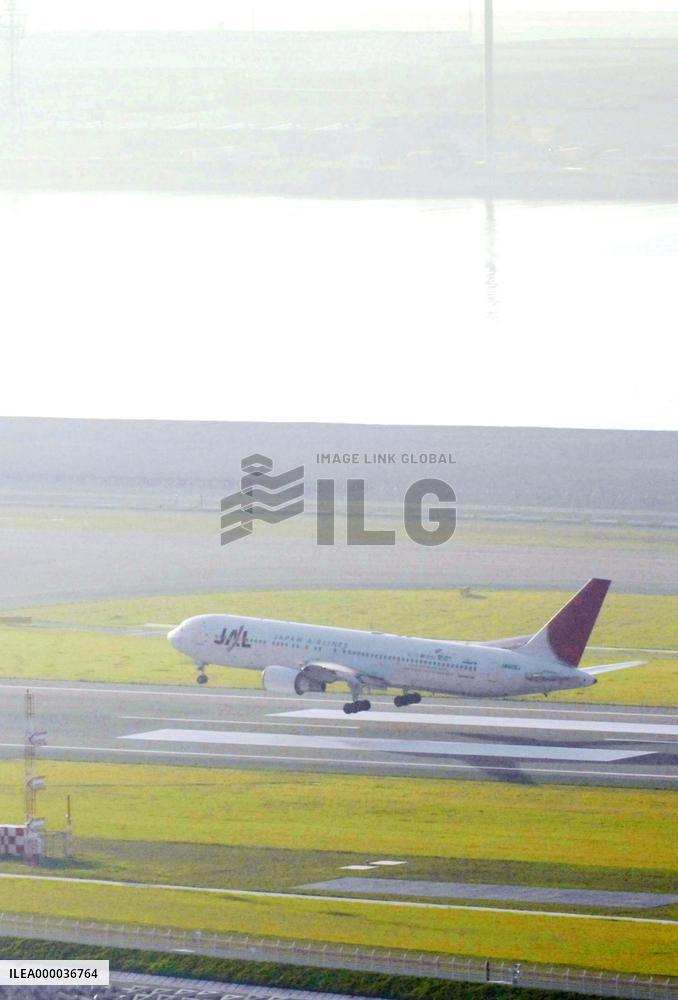 2nd runway opens at Kansai Int'l Airport