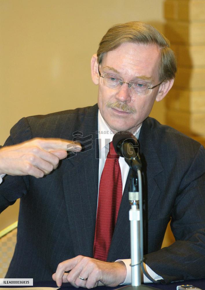 Zoellick urges Japan to maintain contribution to fight poverty
