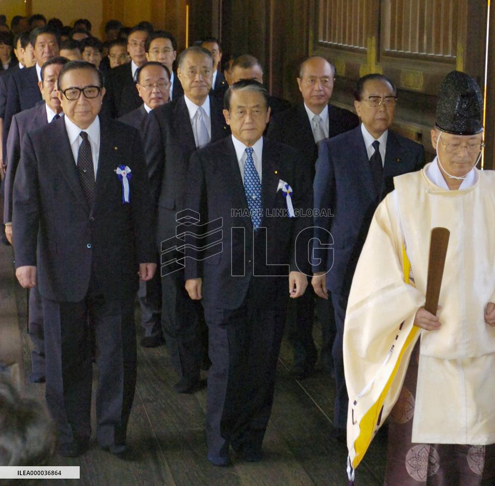Lawmakers visit Yasukuni Shrine en masse