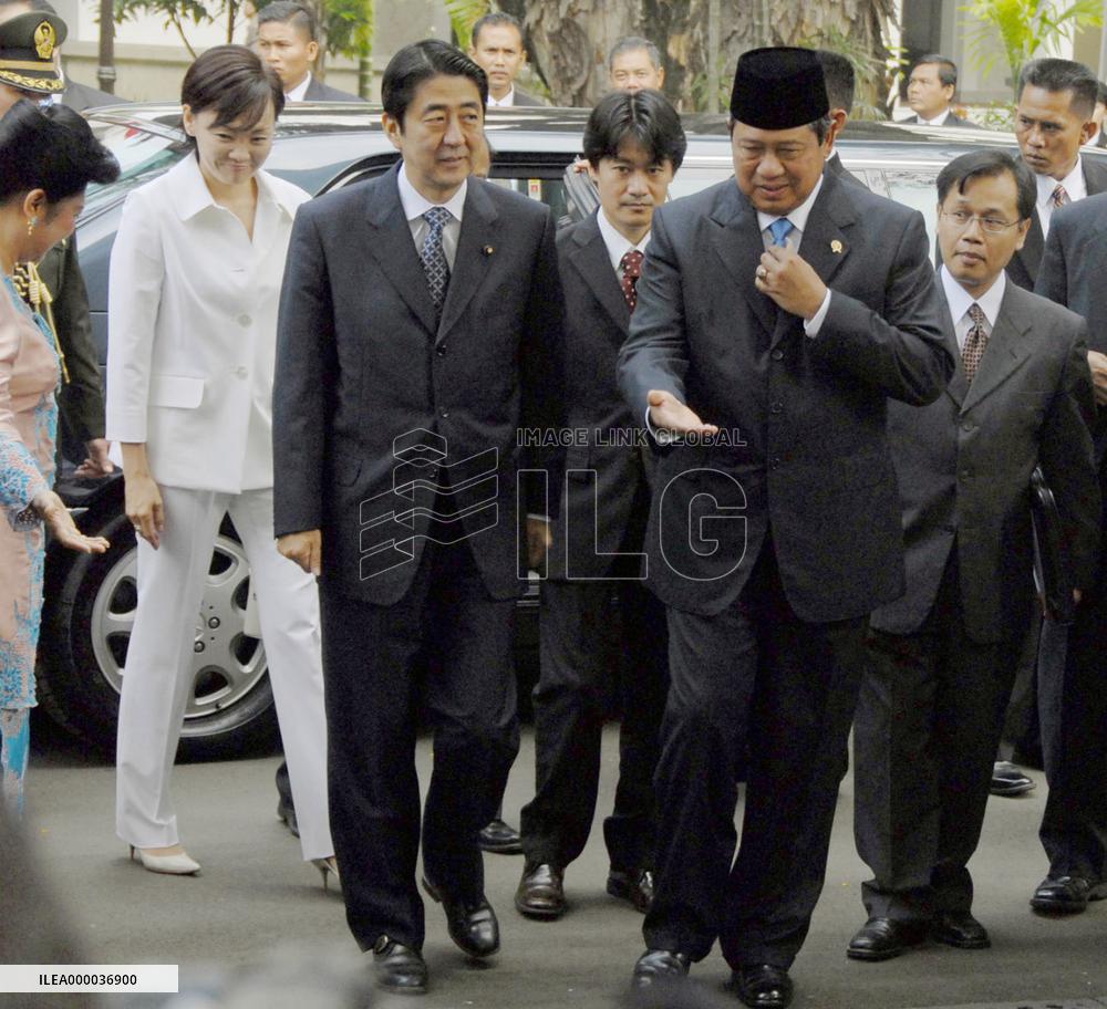 Abe, Yudhoyono set to sign FTA, agree to tackle climate change