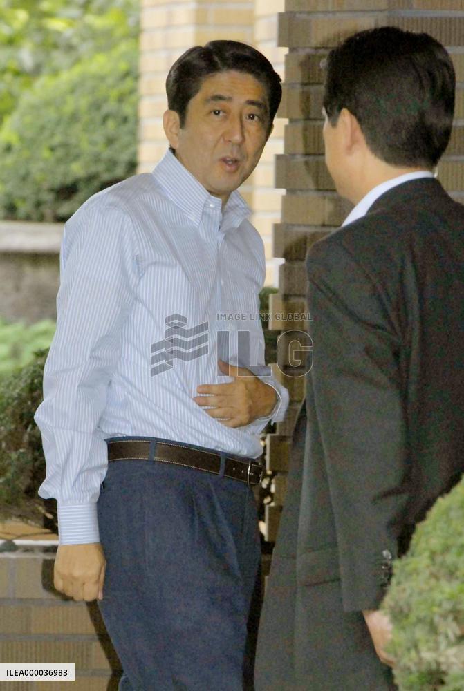 Abe to reshuffle Cabinet, ruling party leadership