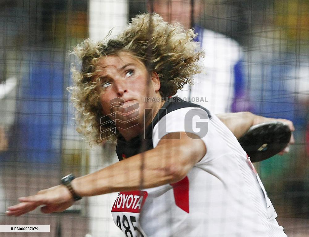 Franka Dietzsch defends her discus title