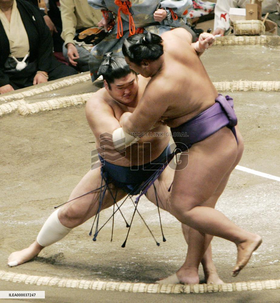 Kotomitsuki scores 2nd win at autumn tourney
