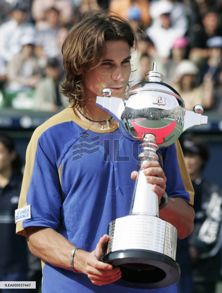 Ferrer demolishes Gasquet to win Japan Open