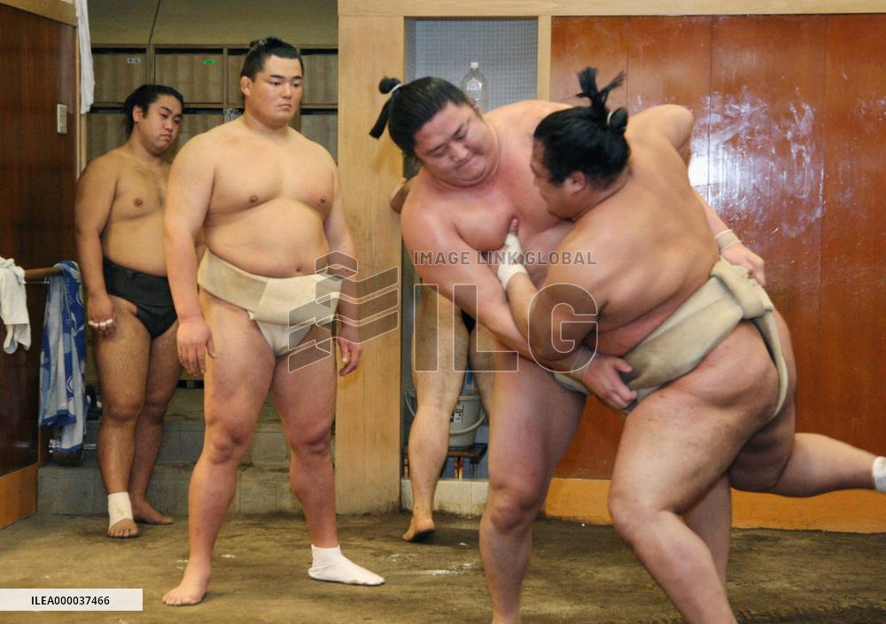 New stable master Tokitsukaze oversees sumo practice