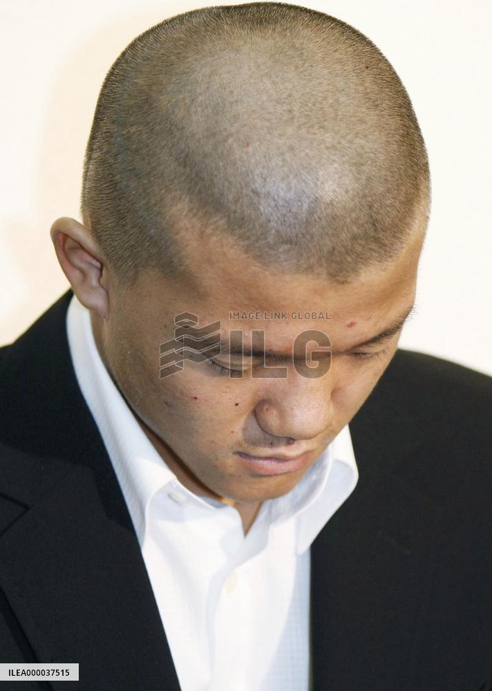 Suspended trainer apologizes, no words from boxer D. Kameda