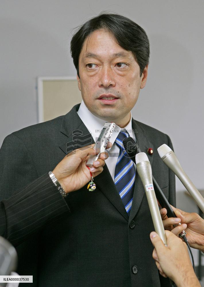 Onodera returns home from Iran, student remains captive