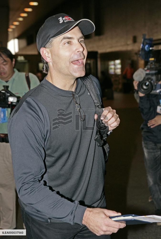 Fighters' manager Hillman returns to Japan