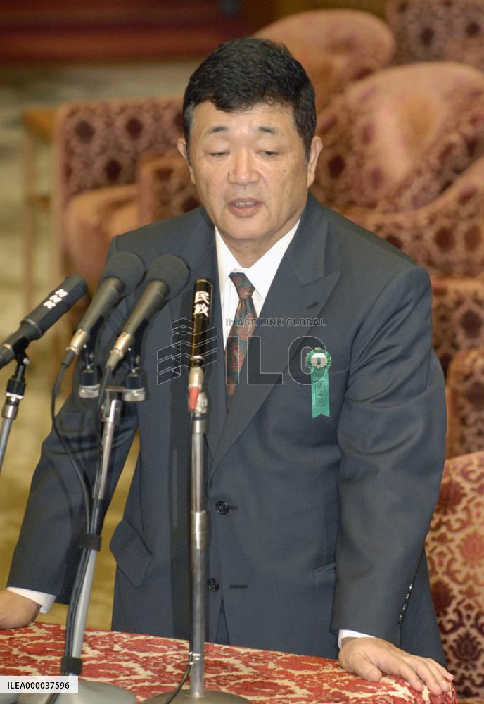 Moriya denies doing favors for defense firm despite golfing